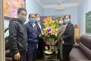 Các đồng chí lãnh đạo xã Thanh Liệt và Trung đoàn 257 tặng hoa chúc mừng Ngày 20 – 11