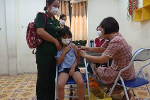 Trường Tiểu học Thanh Liệt phối hợp với Trạm y tế xã Thanh Liệt tổ chức tiêm vắc xin phòng COVID-19 mũi 2 cho học sinh