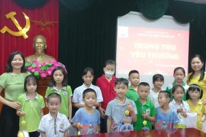 Trường Tiểu học Thanh Liệt tặng quà Trung thu cho học sinh có hoàn cảnh khó khăn