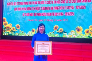 Cô giáo Nguyễn Thị Thu Phương được vinh danh  trong cuộc thi “Viết về tấm gương điển hình tiên tiến, người tốt việc tốt” của huyện Thanh Trì