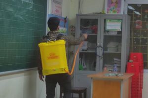 Trường tiểu học Thanh Liệt phun thuốc diệt muỗi và côn trùng- phòng chống dịch bệnh