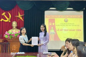 LỄ KẾT NẠP ĐẢNG VIÊN MỚI TẠI TRƯỜNG TIỂU HỌC THANH LIỆT