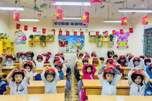 TRƯỜNG TIỂU HỌC CHU VĂN AN – PHƯỜNG THANH LIỆT TRAO TẶNG MŨ BẢO HIỂM CHO HỌC SINH LỚP 1